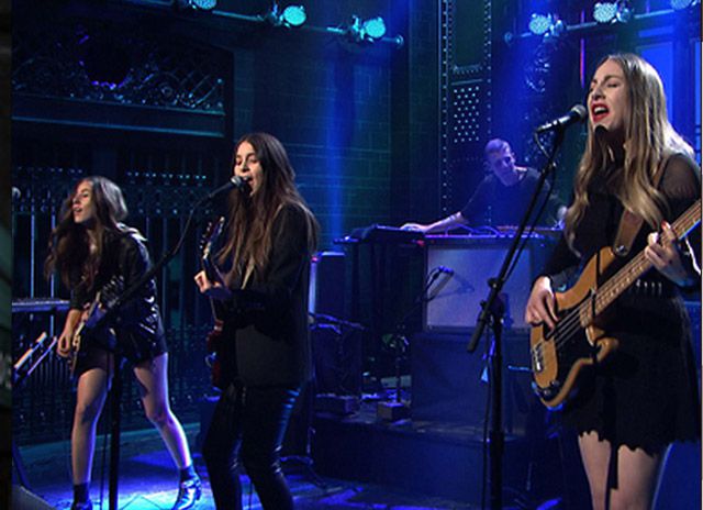 And Haim performed "The Wire" and "Don't Save Me."